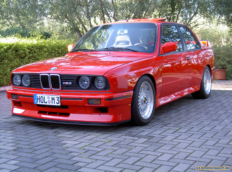 BMW E30 a fost o masina executive compact produs de BMW